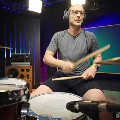 Ex-goleiro Petr Čech toca hino do Rock na bateria e recebe elogios