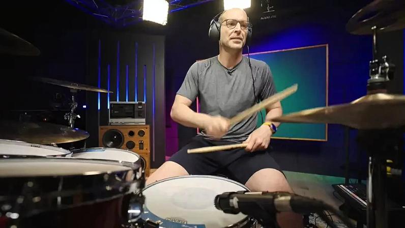 Petr Čech toca hino do Rock na bateria