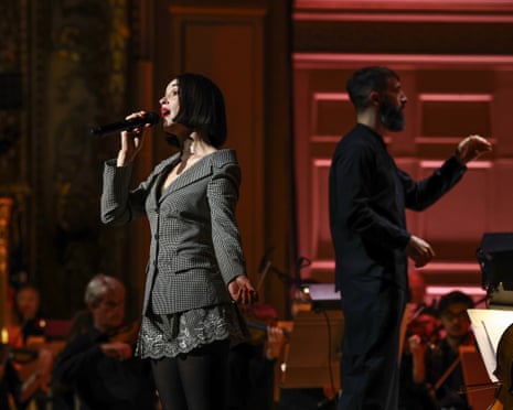St. Vincent mostra transformações orquestrais majestosas em art-pop aguda