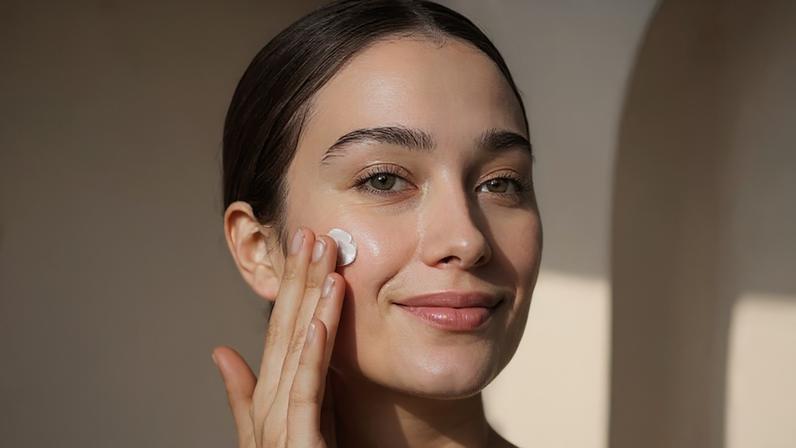 Especialista esclarece mitos comuns sobre hidratação, oleosidade e proteção solar na rotina de skincare