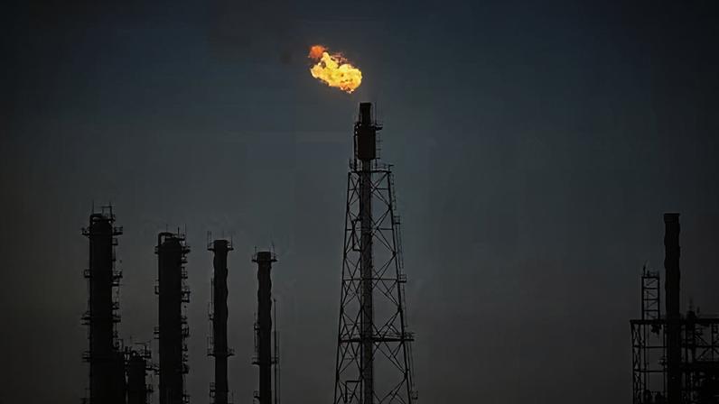 Petróleo sobe 2% com novas tensões no Oriente Médio