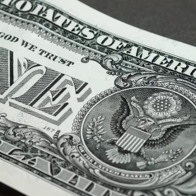 Gestoras reforçam posição em dólar ante riscos eleitorais e fiscais no Brasil