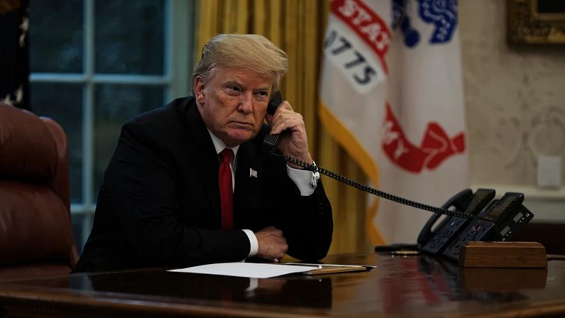 Donald Trump fala ao telefone, no Salão Oval da Casa Branca
