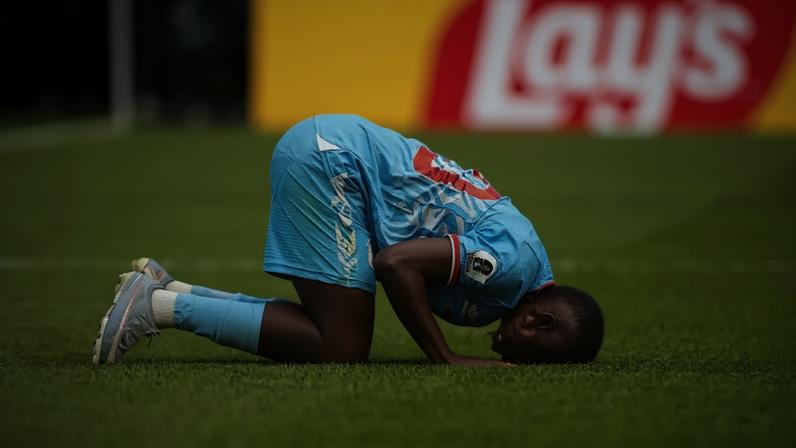 Wissa sobe para marcar o gol de Congo sobre Portugal –