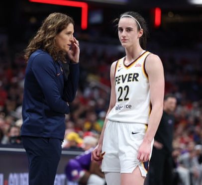 Treinador da Fever critica árbitros da WNBA por faltas baratas contra Caitlin Clark