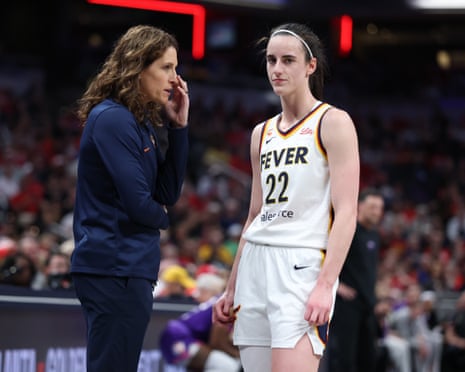 Treinador da Fever critica árbitros da WNBA por faltas baratas contra Caitlin Clark