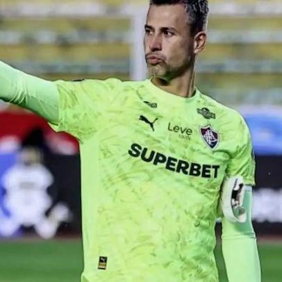 Fábio fica perto de novo feito com a camisa do Fluminense