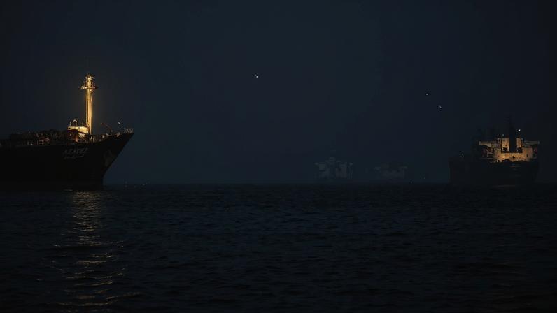 Navios de carga no Estreito de Ormuz em fevereiro. (Foto: Giuseppe Cacace/AFP/Getty Images/via Bloomberg)