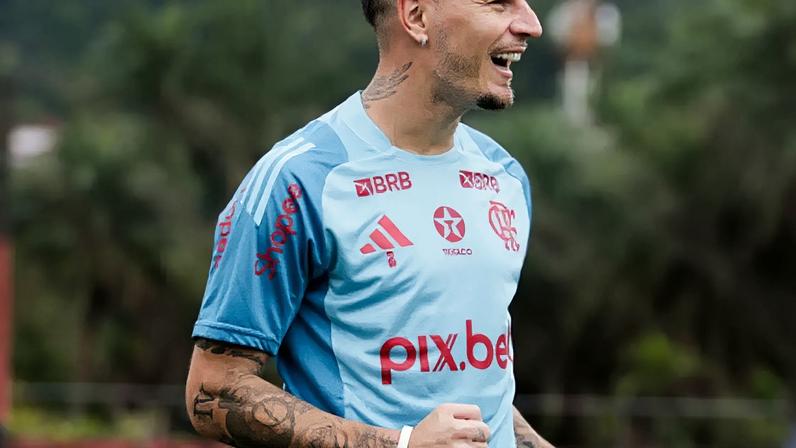 Guillermo Varela em treino no CT Ninho do - Foto: Gilvan de Souza/CRF