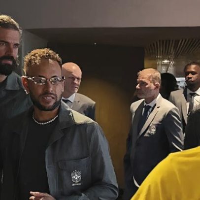 Seleção visita museu da CBF em busca de inspiração nos cinco títulos mundiais