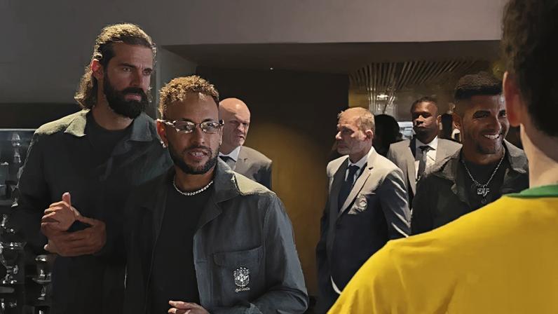 Jogadores da Seleção visitam museu da CBF antes de viajar para os Estados Unidos –