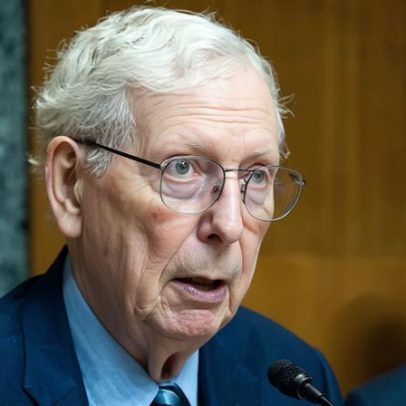 Mitch McConnell recebe atendimento médico após internação hospitalar