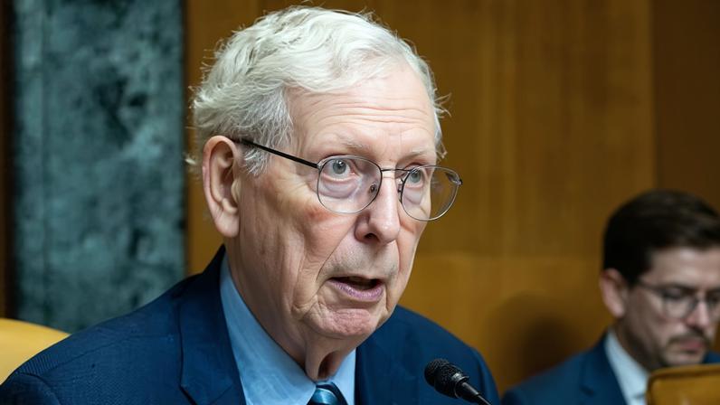 Mitch McConnell recebe atendimento médico após internação hospitalar