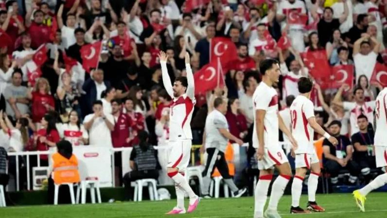 Orkun Kökçü abriu o placar para a Turquia –