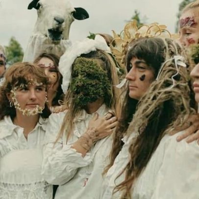 Dançarinos de Midsummer Morris e a cabra Caprihorn em retrato de Hollie Fernando