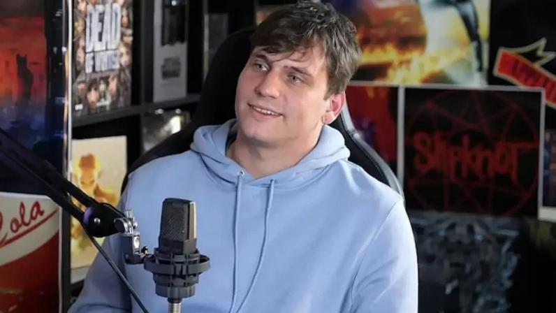 O youtuber Gaspi durante entrevista a um podcast em 2025; argentino morreu em acidente de helicóptero no Rio de Janeiro, em 14 de junho de 2026.