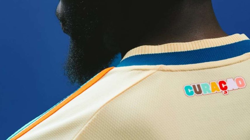 Foto da parte de três do uniforme alternativo de Curaçao para a Copa do Mundo de 2026