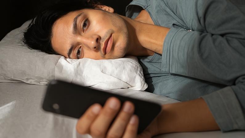 When sending texts, the onus is on the sender to respect the recipient’s time, says the etiquette expert William Hanson.