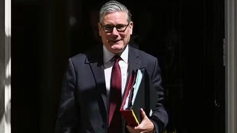 Gigantes de tecnologia devem impedir que jovens compartilhem imagens de nudez, diz premiê britânico