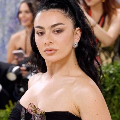 Charli XCX nega que novo álbum seja de rock e explica verso alvo de Madonna