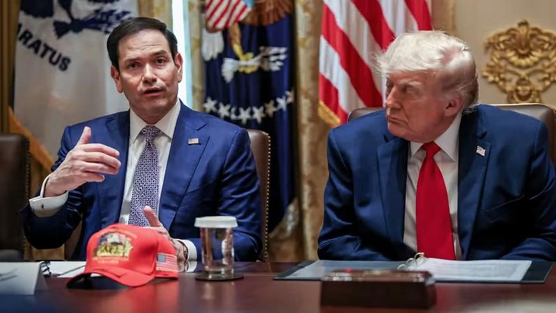 Marco Rubio, secretário de Estado dos EUA, à esquerda, e o presidente dos EUA, Donald Trump, durante uma reunião de gabinete na Casa Branca, em Washington, D.C., EUA, na quarta-feira, 27 de maio de 2026