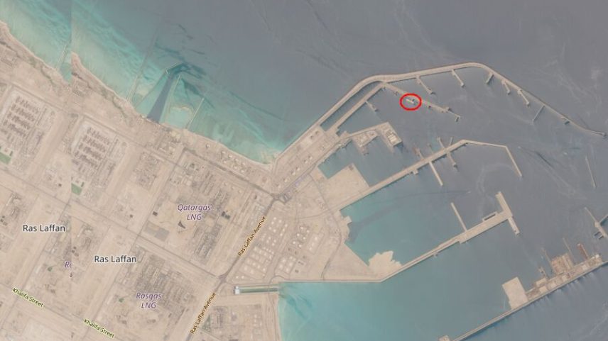 Imagem de satélite mostra o Al Rayyan (em destaque em vermelho) atracado em Ras Laffan, no Catar, em 13 de maio, antes da travessia. Fonte: Copernicus Sentinel 2