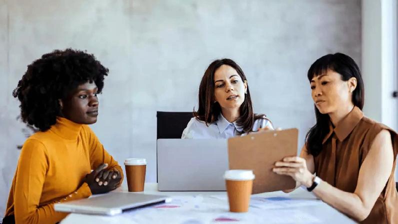 Lideranças que incentivem práticas de inteligência emocional são fundamentais para o sucesso organizacional no ambiente de trabalho / Foto: Shutterstock
