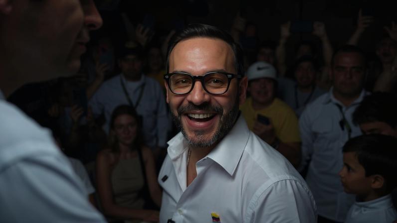 Abelardo de la Espriella, candidato presidencial pelo partido Defensores da Pátria, ao centro, chega a uma seção eleitoral para votar em Barranquilla, Colômbia, no domingo, 31 de maio de 2026.