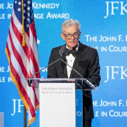 Powell alerta que credibilidade do Fed pode cair com interferência política