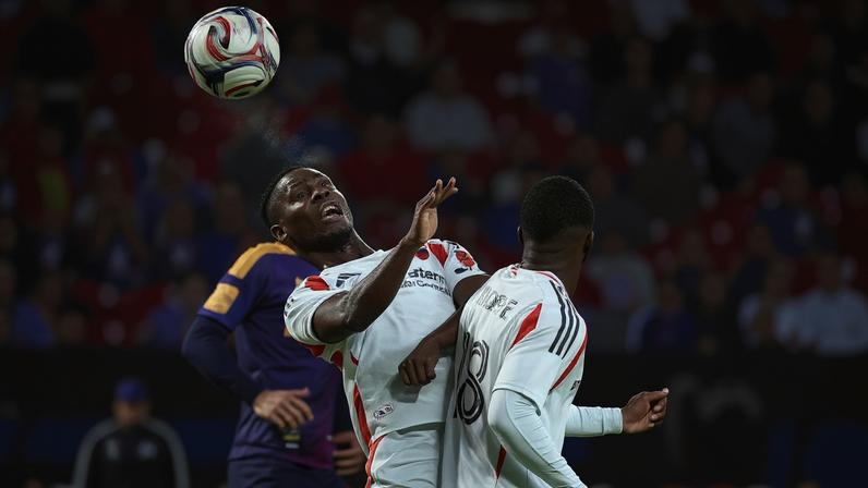 Omar Vega/Getty Images — Foto: Louicius Deedson, cabeceia a bola para seu time, no FC Dallas, em partida contra o LA Galaxy em 18 de abril de 2026