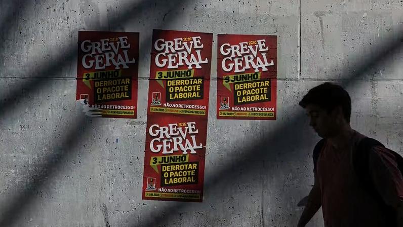 Anúncios de uma greve nacional de sindicatos em um muro em Sete Rios, Lisboa, Portugal, na quarta-feira, 3 de junho de 2026 — Foto: Gonçalo Fonseca/Bloomberg