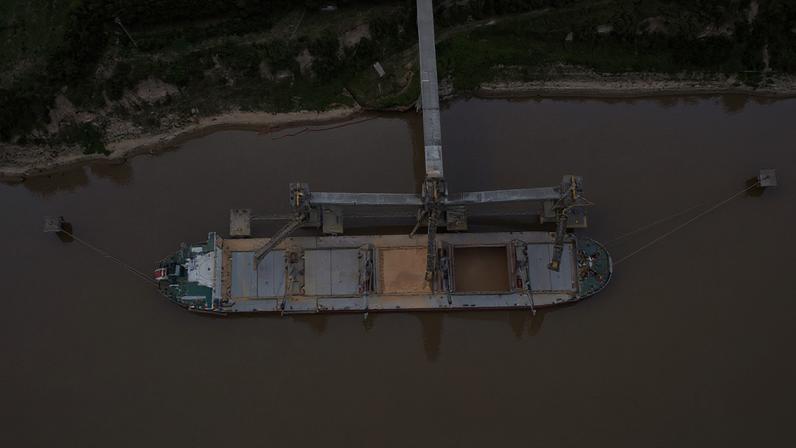 Transporte de grãos em navio pelo rio Paraná, na Argentina: alvo de China e EUA (Sebastian Lopez Brach/Bloomberg)