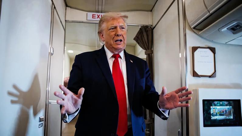 O presidente dos EUA, Donald Trump, conversa com repórteres a bordo do Air Force One, a caminho de Chippewa Falls, Wisconsin, em 5 de junho de 2026. Fotógrafo: Samuel Corum/Getty Images