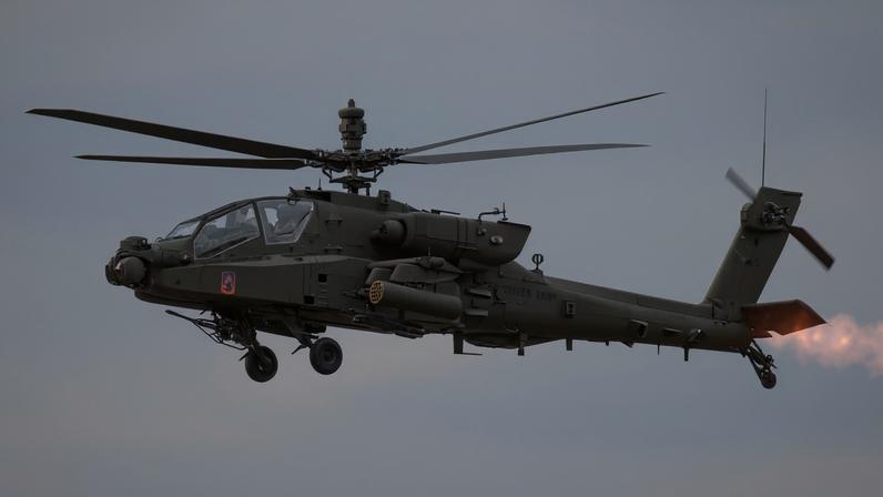 Um helicóptero AH-64 Apache do Exército dos Estados Unidos. Fotógrafo: Alex Kraus/Bloomberg.