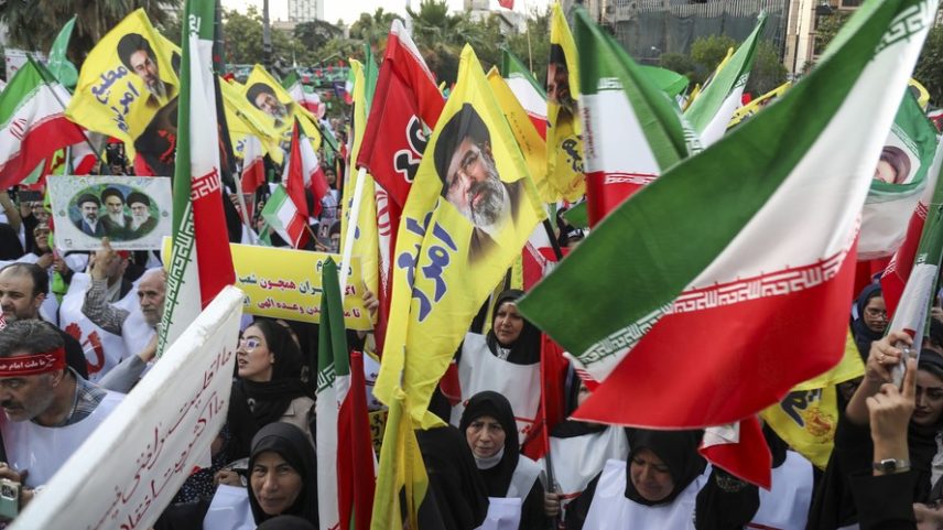 Apoiadores do aiatolá Mojtaba Khamenei na Praça da Palestina, em Teerã, no dia 12/06