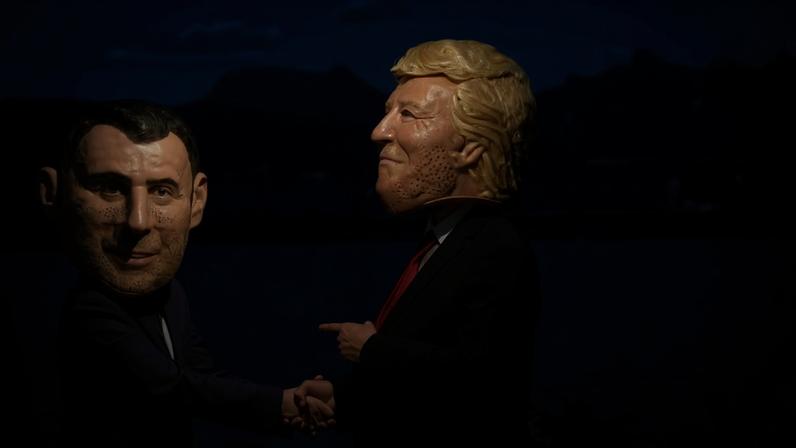 Manifestantes usando máscaras dos líderes mundiais do G7, incluindo Emmanuel Macron, presidente da França (à esquerda), e o presidente dos EUA, Donald Trump, durante uma manifestação antes da cúpula do G7 em Évian, França, no domingo, 14 de junho de 2026.