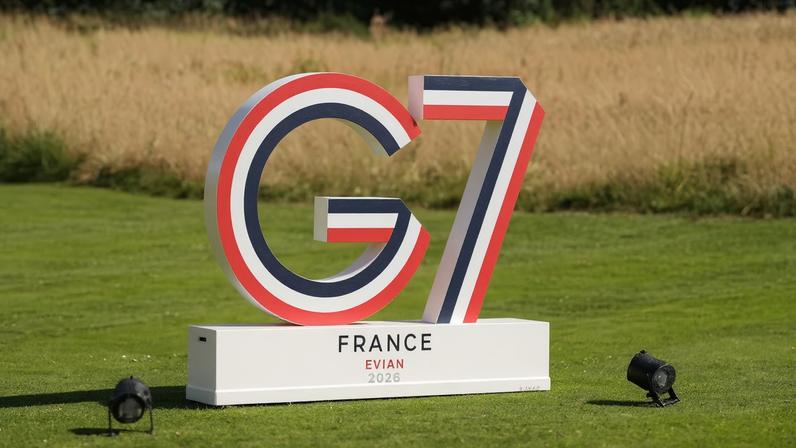 Uma placa do G7 no gramado em frente ao local da Cúpula do G7 em Évian-les-Bains, França