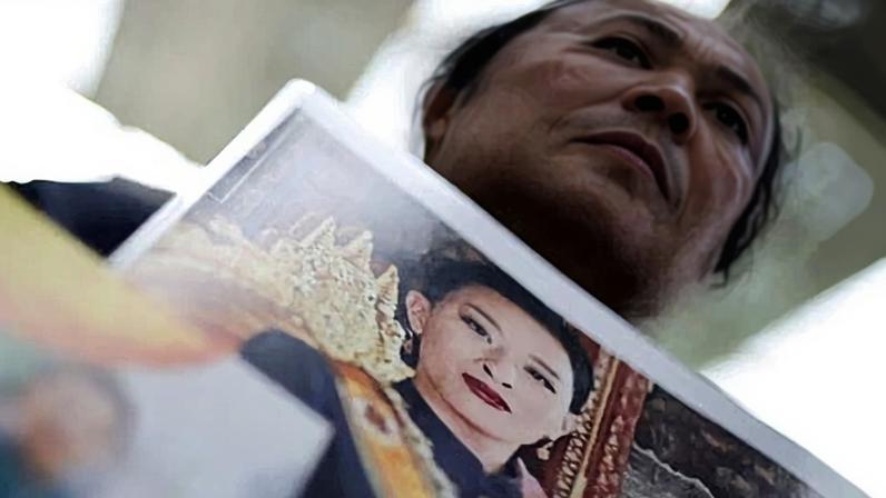 Many women printed images of the princess to bring to the hospital in her honour.