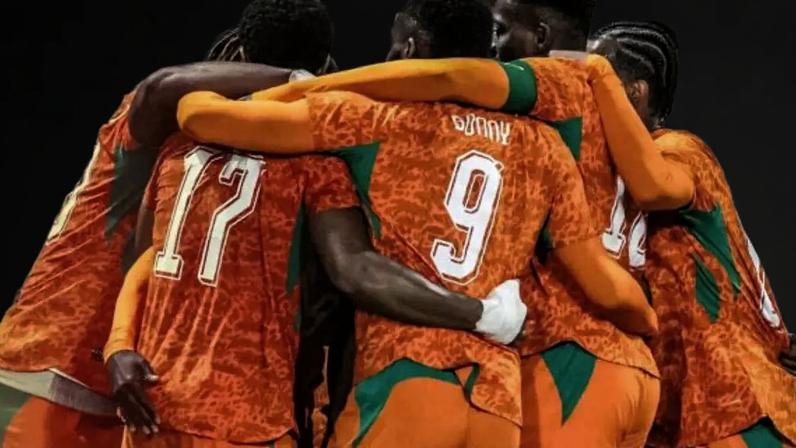 Jogadores de Costa do Marfim e França em disputa de bola na preparação para a Copa do Mundo –