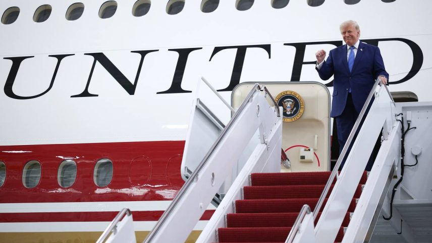 O presidente dos Estados Unidos, Donald Trump, após visitar o interior do mais novo avião da frota presidencial, na Base Conjunta Andrews, em Maryland, em 19 de junho. Fotógrafo: Alex Wong/Getty Images