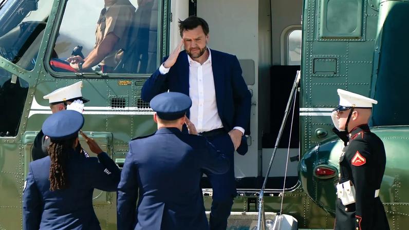 O vice-presidente dos Estados Unidos, JD Vance, desembarca do helicóptero Marine Two ao chegar à Joint Base Andrews, no estado de Maryland, em 20 de junho. (Reprodução: Bloomberg)