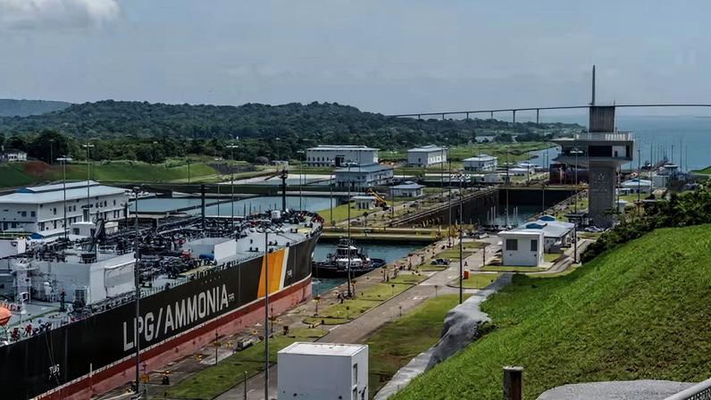 Navio-tanque de gás liquefeito de petróleo (GLP) e amônia Gas Amethyst navega pelas eclusas de Agua Clara, no Canal do Panamá, em 11 de junho de 2026 — Foto: Walter Hurtado/Bloomberg