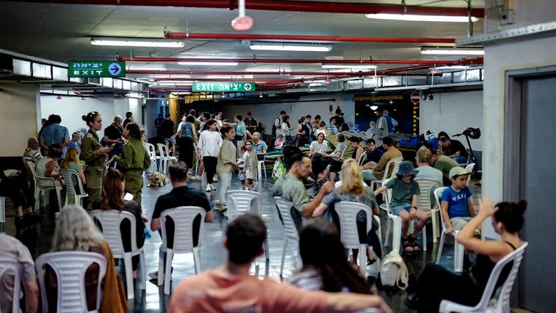Pessoas buscam abrigo em uma área subterrânea em 8 de junho de 2026, em Tel Aviv, Israel.