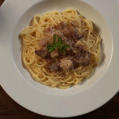 Macarrão à carbonara light mantém sabor original com preparo simples