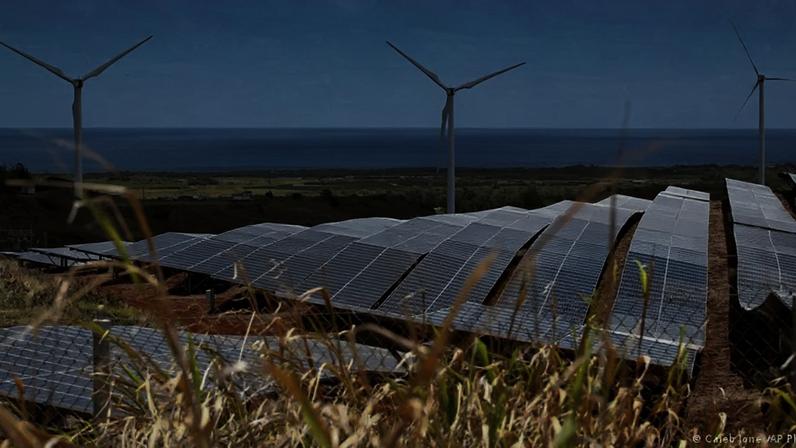 Painéis solares e turbinas eólicas na ilha de Oahu contribuem para a transição energética no Havaí