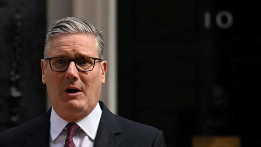 Premiê Keir Starmer durante anúncio de renúncia ao cargo