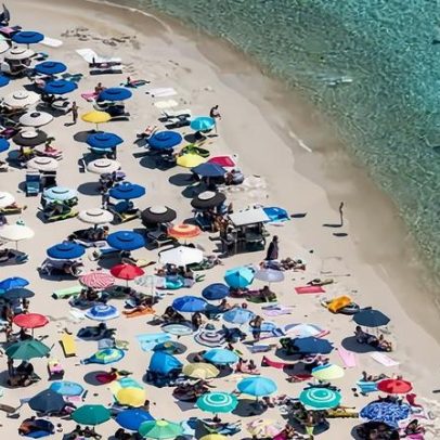 Praia da Sardenha proíbe guarda-sóis para pessoas entre 10 e 65 anos