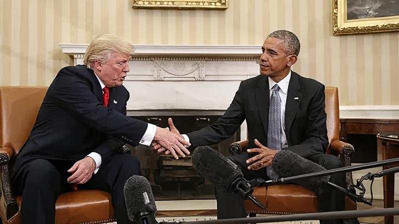 Trump e Obama se cumprimentam na Casa Branca, em 2016