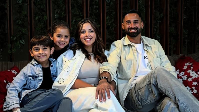 Jogador de futebol argentino Lucas Trejo e sua família em foto de abril de 2026