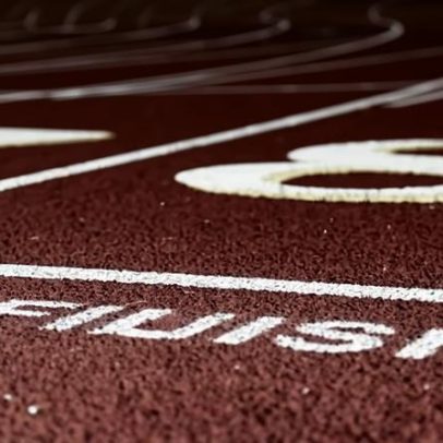 Atleta trans de 14 anos enfrenta ataques e preconceito